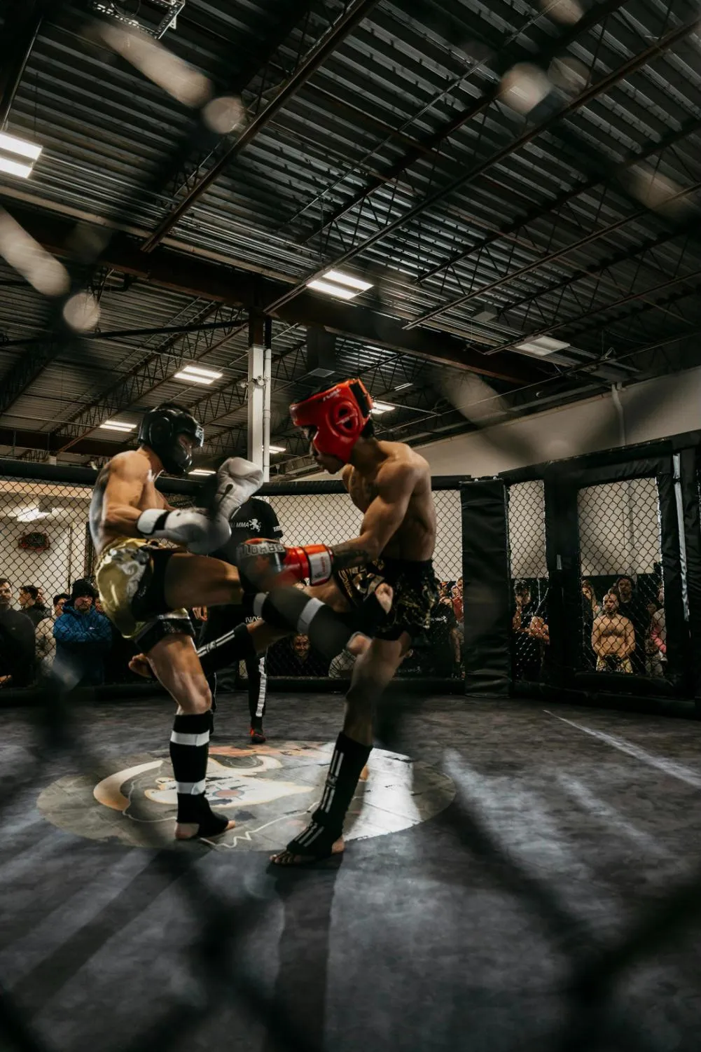 Sparing v kleci, v pozadí ocelová konstrukce haly