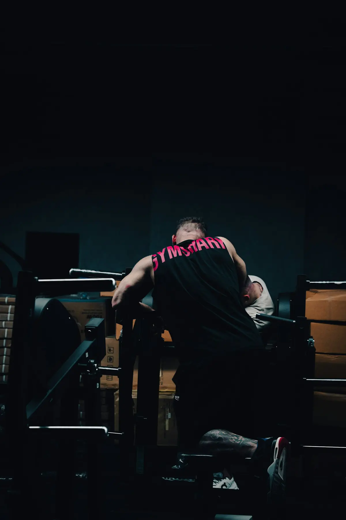 Boxer opřený o provazy ringu po kole